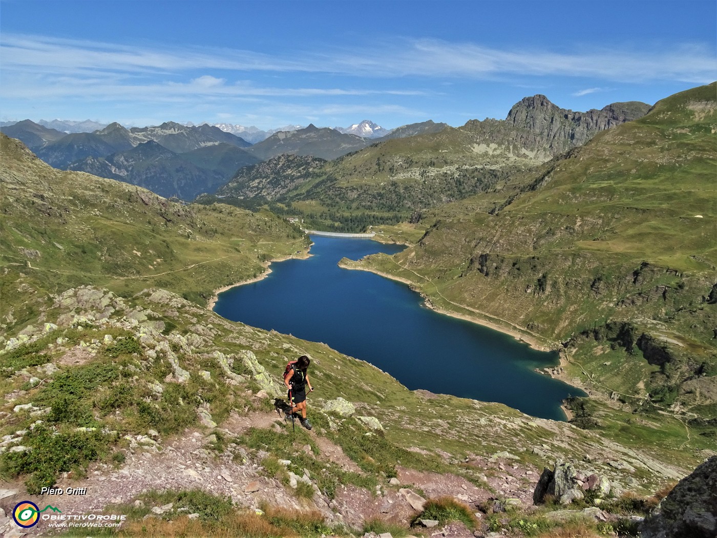 41 Discendiamo dalla Cima di Mezzeno (2230 m)  al Passo Laghi Gemelli (2131 m) godendoci lo spettacolo dei Laghi Gemelli e delle sue montagne.JPG